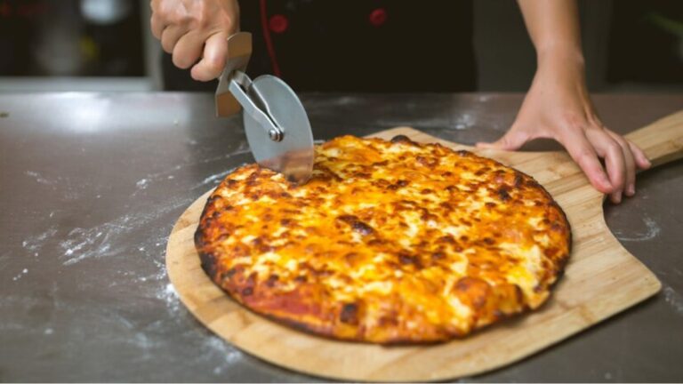 4 Reasons to Invest in Custom Pizza Cutters