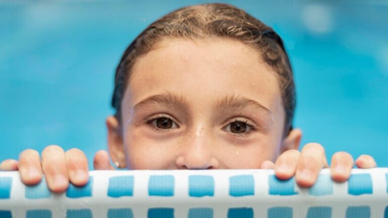 From Fear to Fun: Helping Your Child Overcome Anxiety in Swimming Lessons